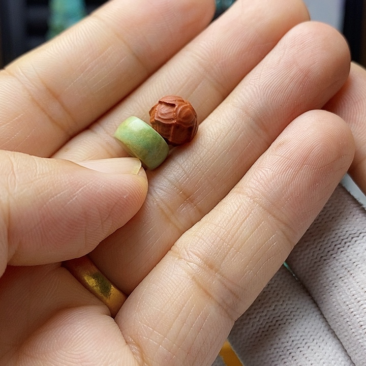 ****。南红玛瑙未镶嵌颈饰