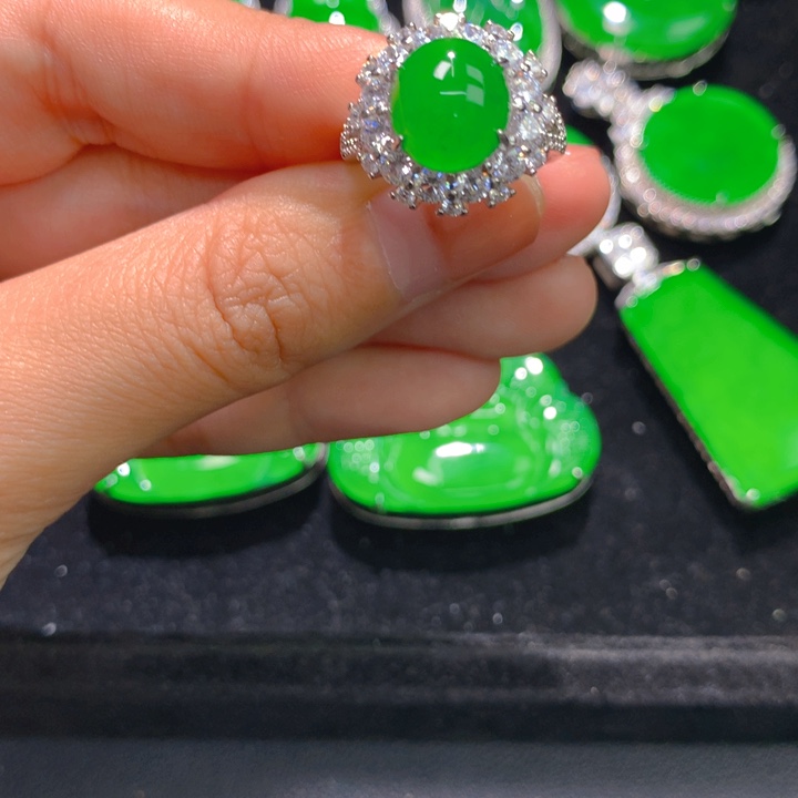 翡翠银S925镶嵌戒指一个