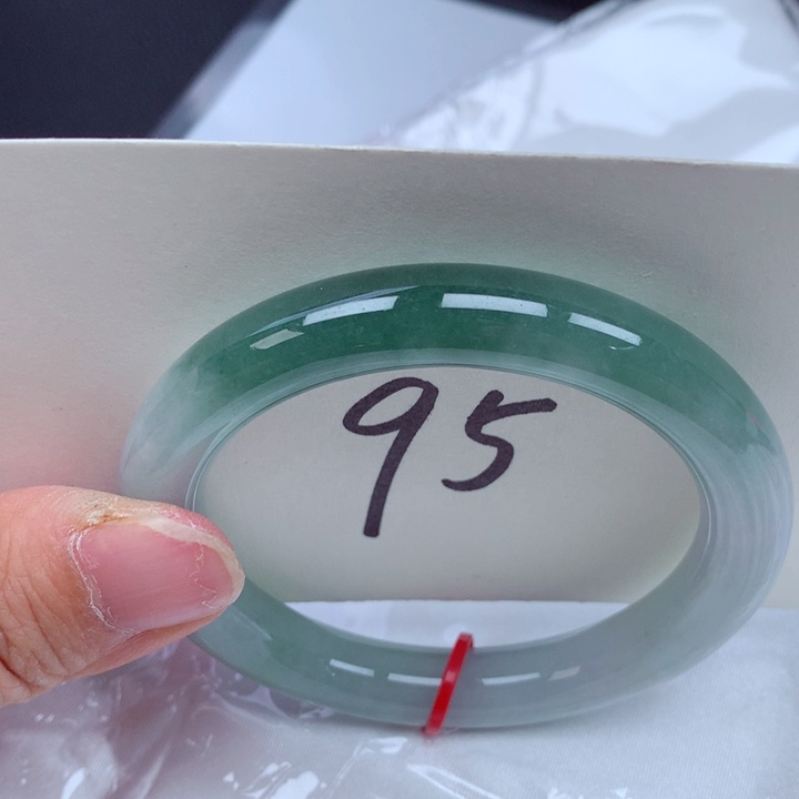 翡翠手镯未镶嵌翡翠