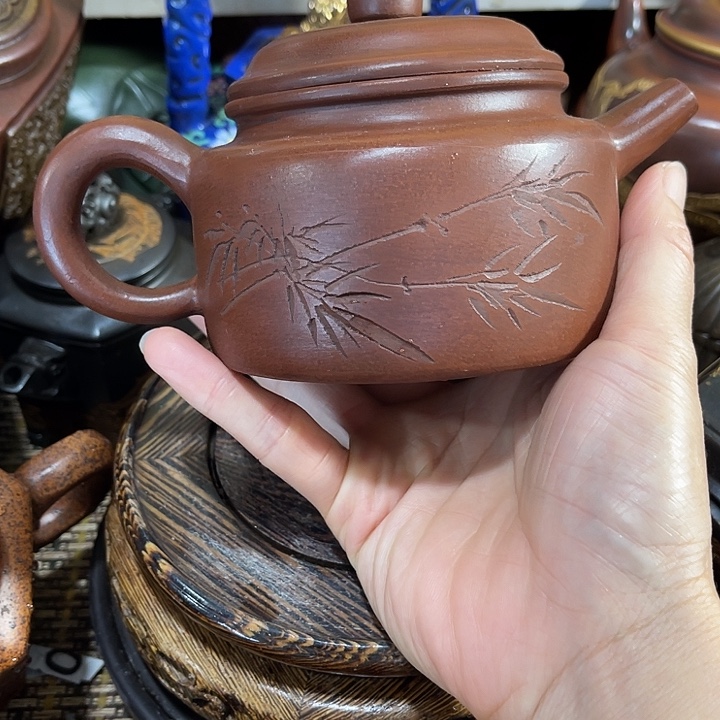 茶壶紫砂原矿泥料手工制作的一把紫砂壶。