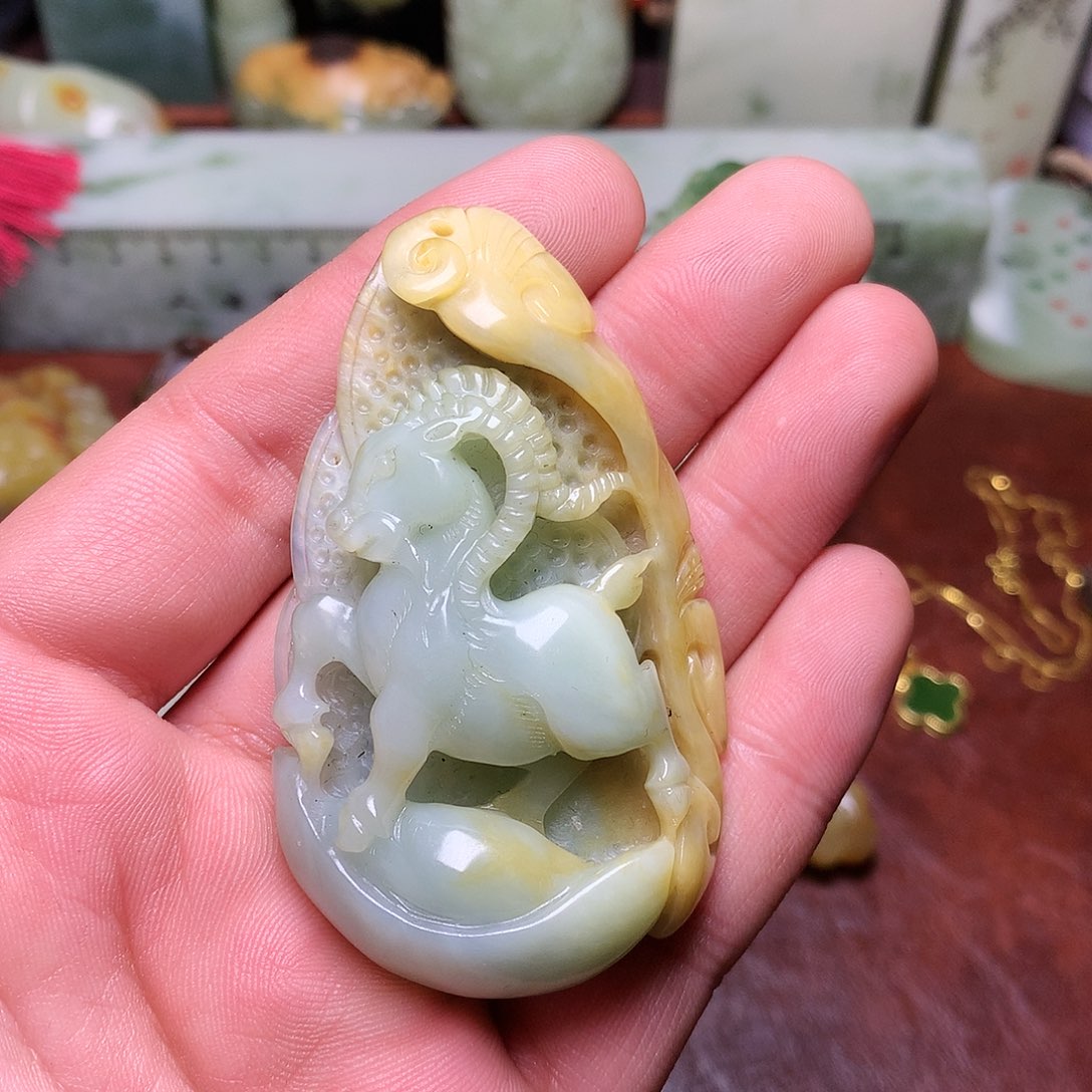 蛇纹石玉颈饰未镶嵌