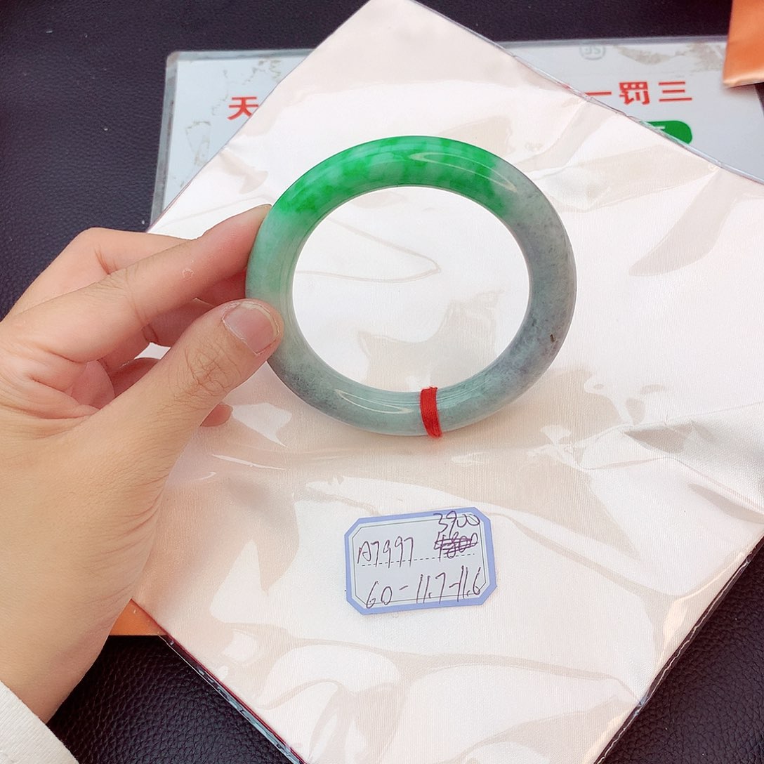 翡翠手镯未镶嵌翡翠