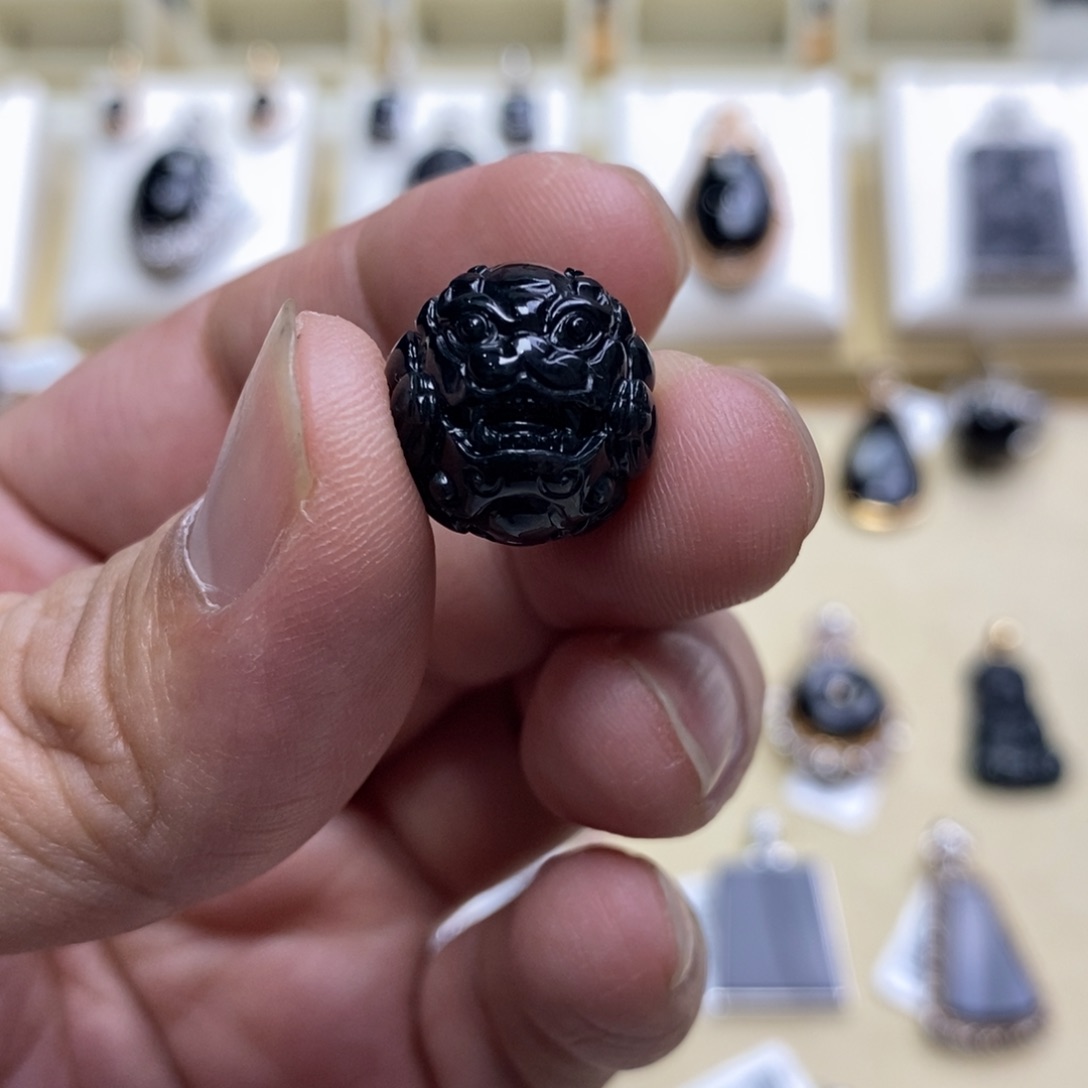 翡翠颈饰未镶嵌貔貅