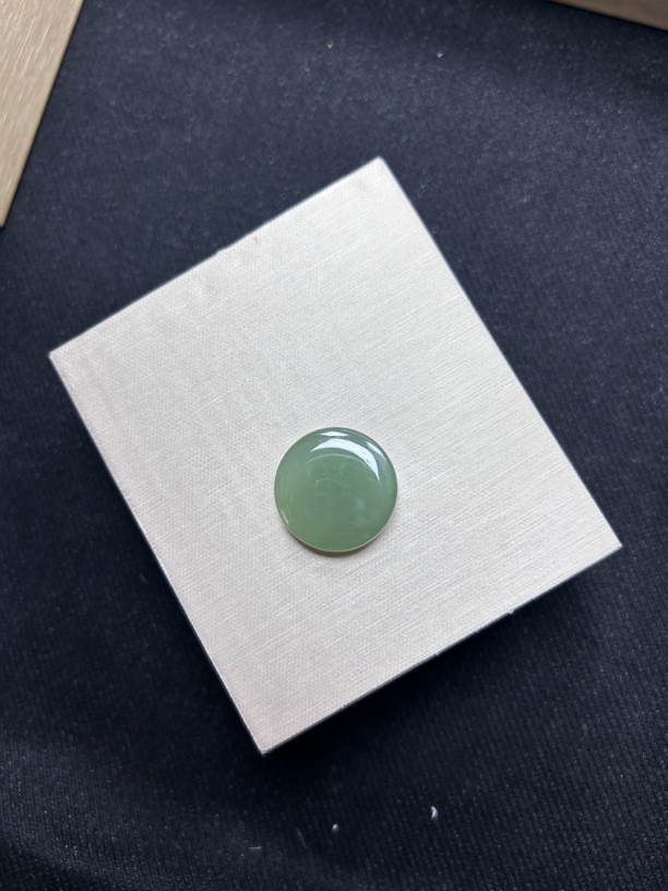 和田玉湖水绿圆牌，宽22厚6不含链子