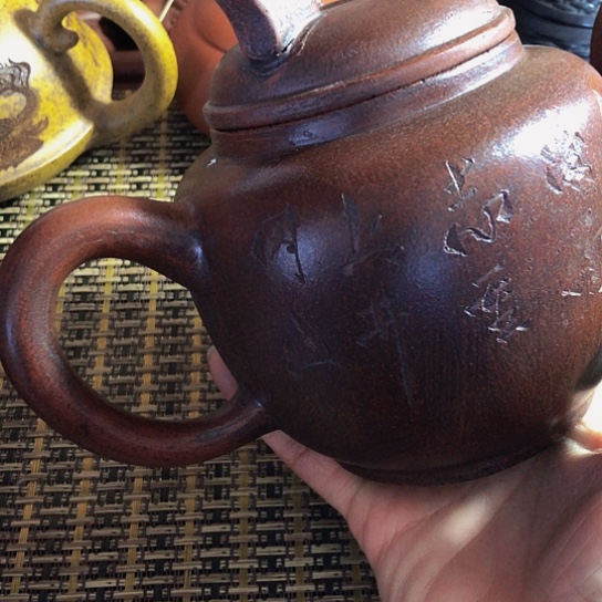 紫砂茶壶人*观原矿泥料手工制作的紫砂壶。