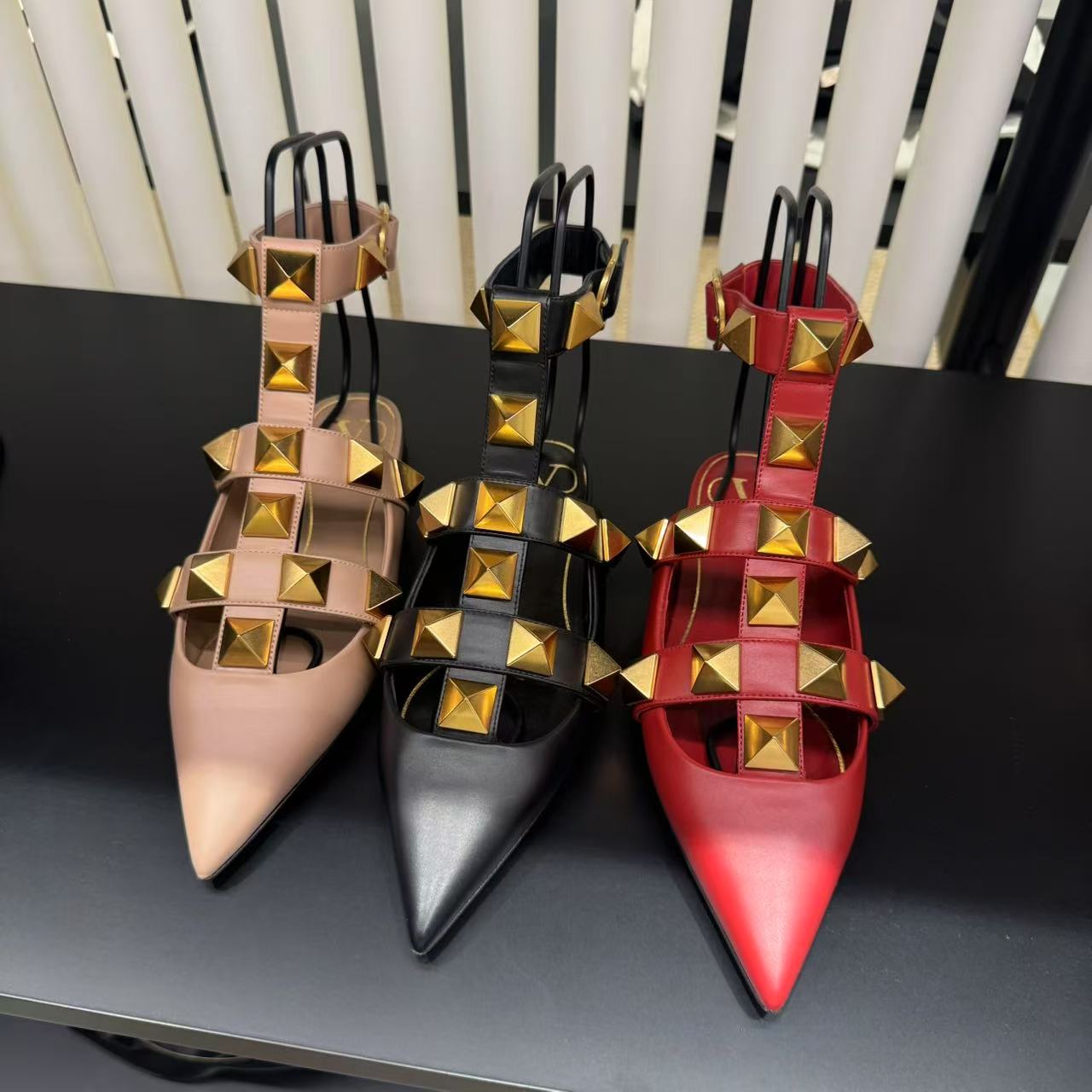 未使用 Valentino/华伦天奴 女鞋尖头凉鞋铆钉款平底多色