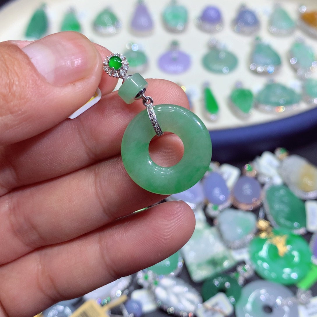 翡翠吊坠(赠链)18K金镶嵌