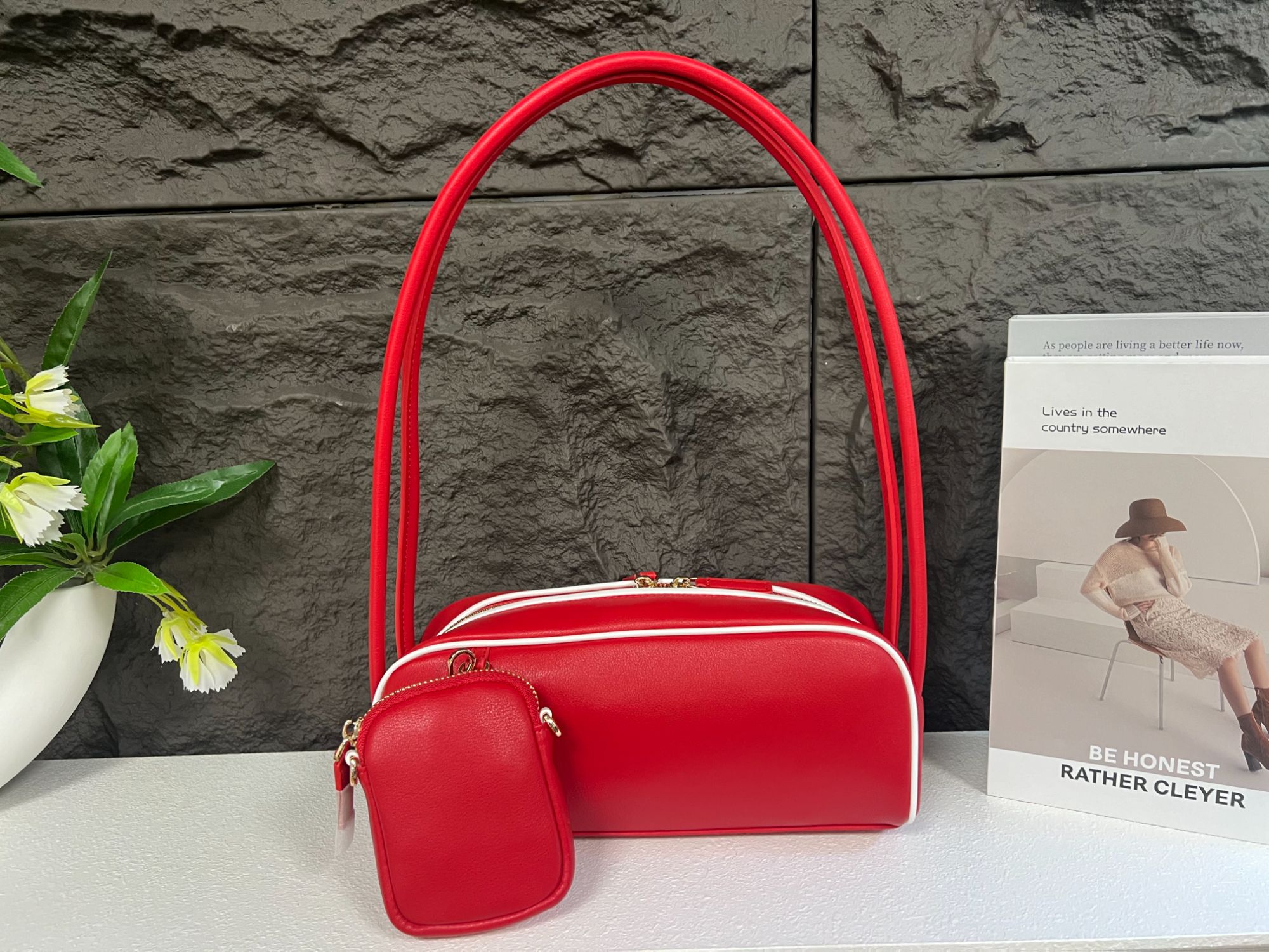 【0134】潮流新款单肩斜挎包