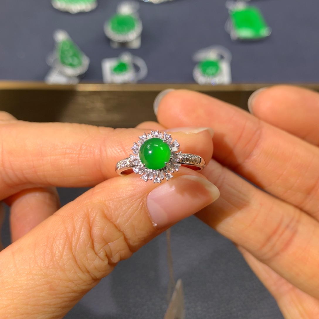 翡翠戒指18K金镶嵌翡翠