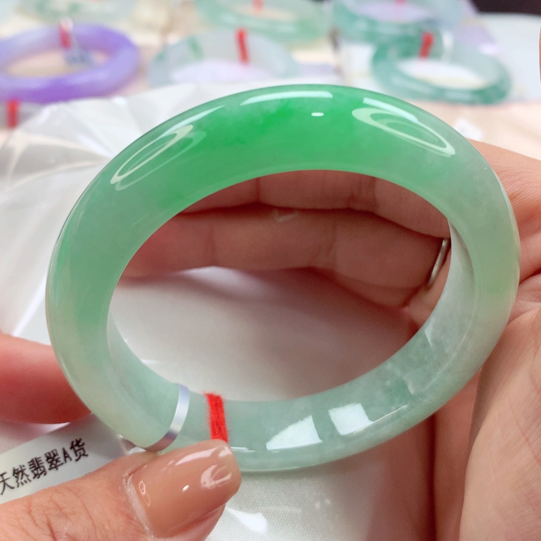 翡翠手镯未镶嵌满色性价比战斗机