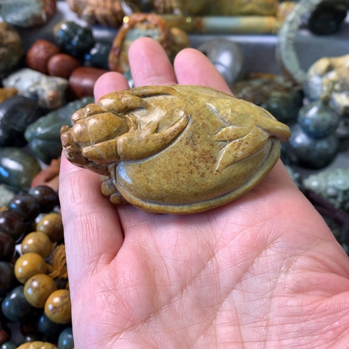 未镶嵌岫岩河磨玉（透闪石质玉）把件