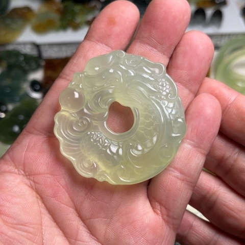 蛇纹石玉颈饰未镶嵌