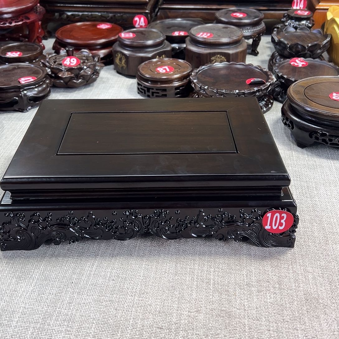 用***6红木底座精雕工艺品2个