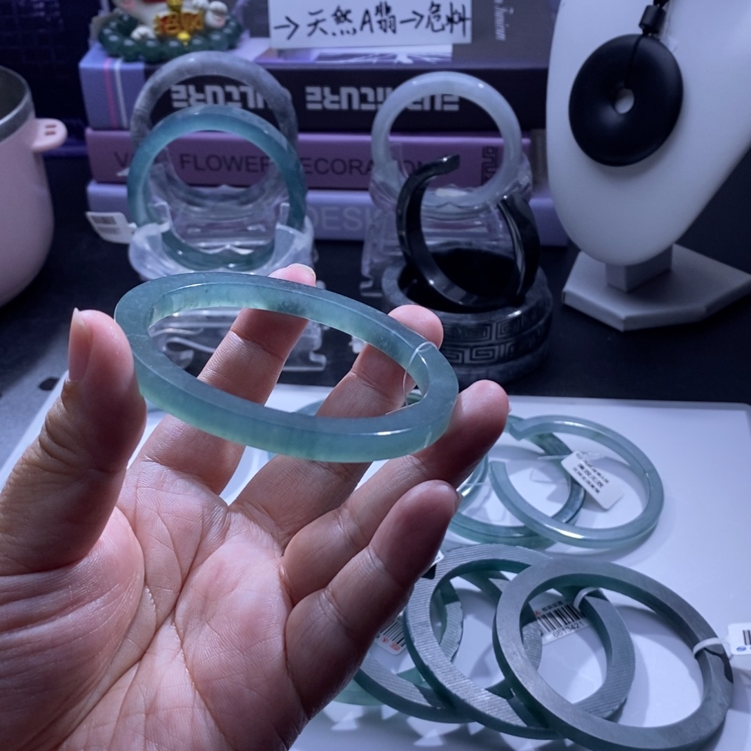 翡翠未镶嵌手镯冰蓝绿方