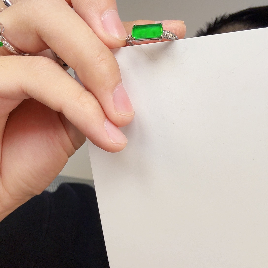 翡翠未镶嵌颈饰一件