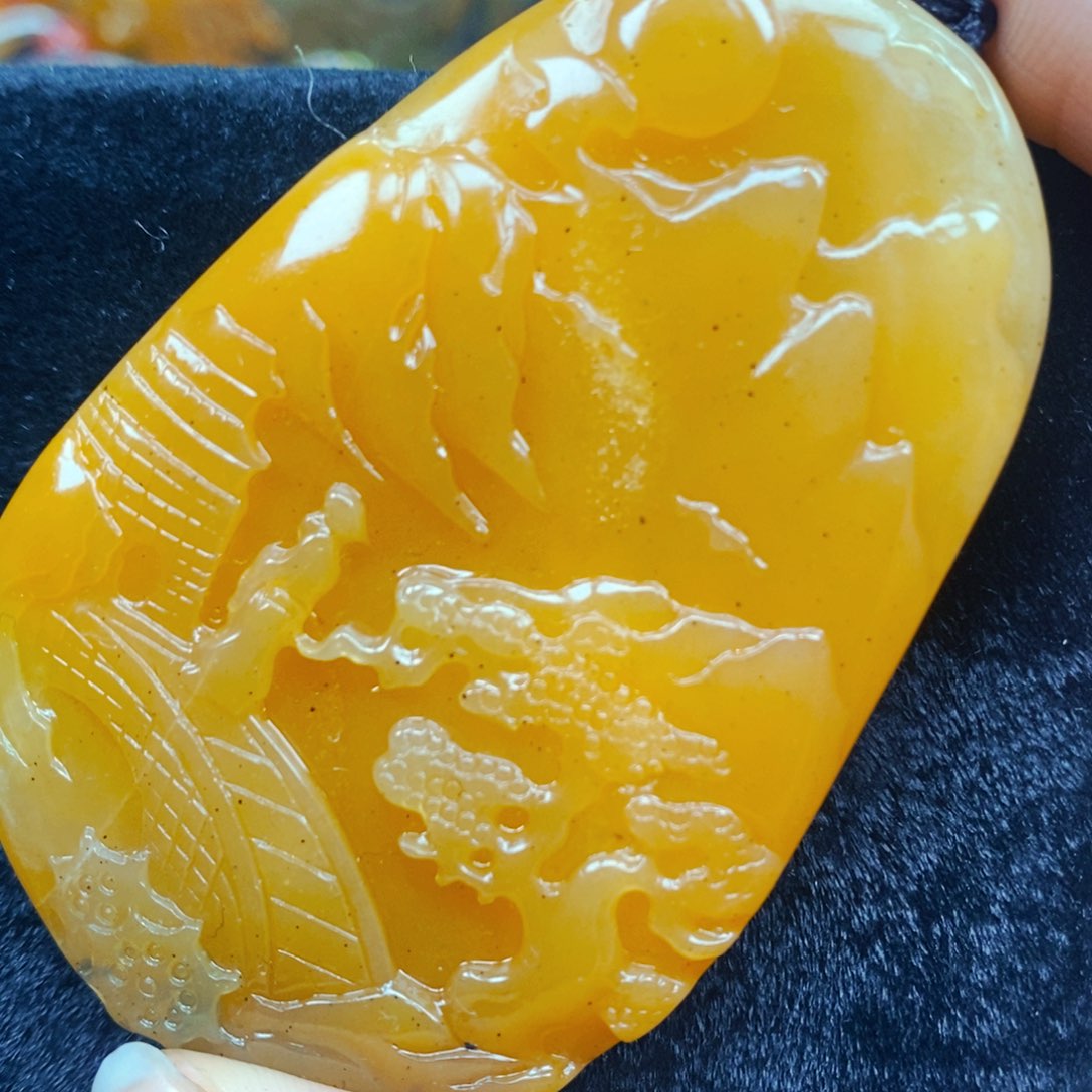 未镶嵌石英质玉（黄龙玉）颈饰
