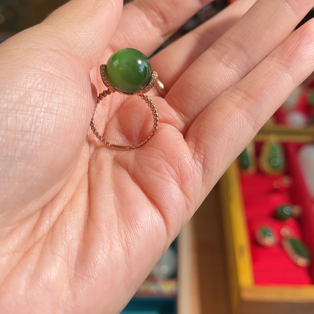 18K金镶嵌戒指和田玉（碧玉）俄碧 辣阳绿