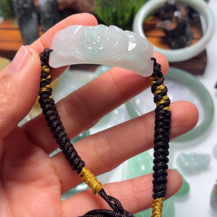 小***干翡翠未镶嵌颈饰翡翠