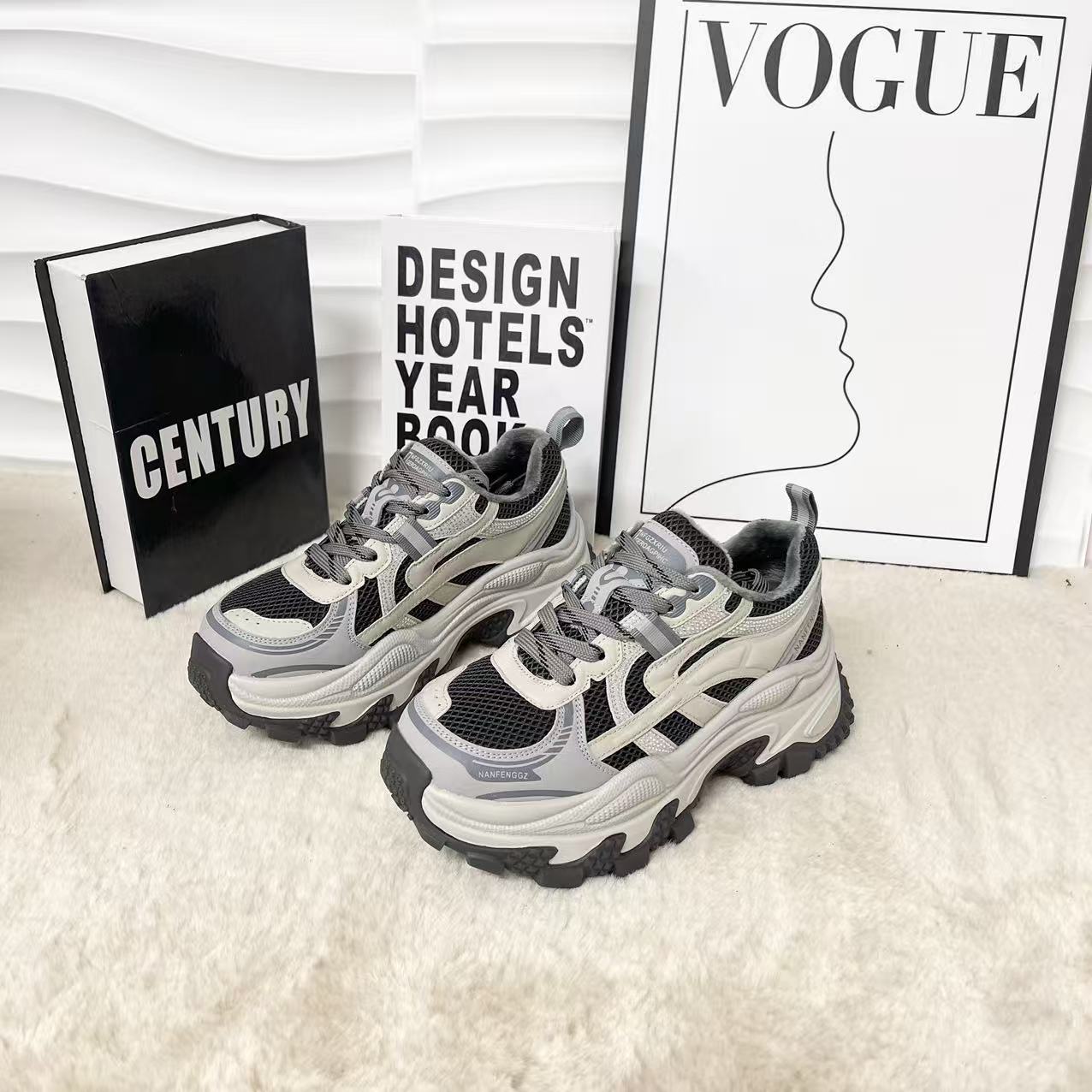 新款气质百搭潮流女士[二棉}休闲鞋/MD/25636-1