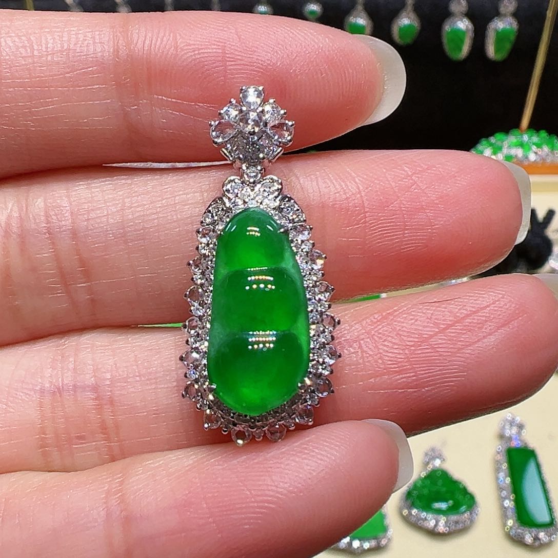 翡翠颈饰18K金镶嵌伊**贝吊坠