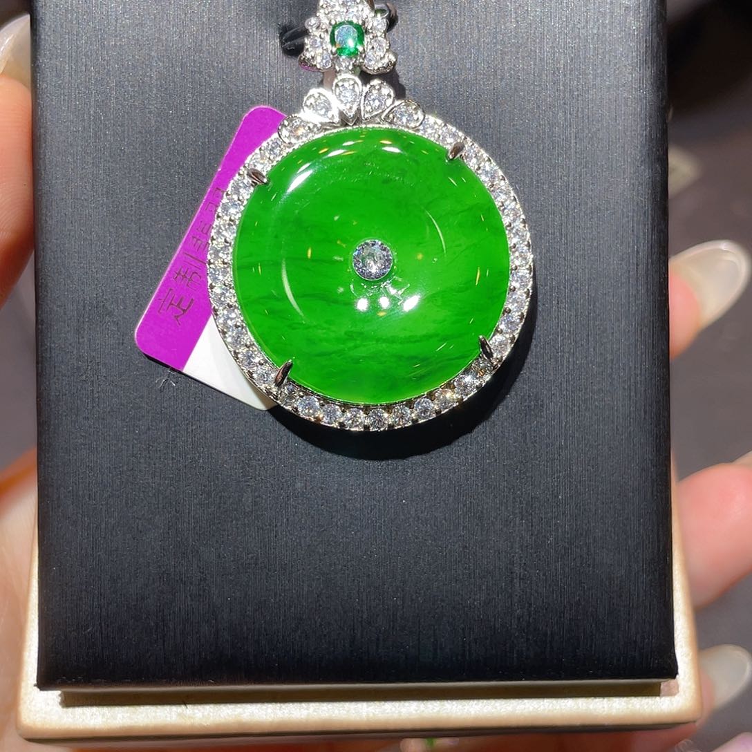 吊坠(不含链)未镶嵌翡翠?