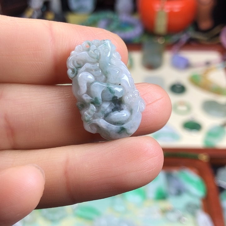 翡翠颈饰未镶嵌飘花马牌