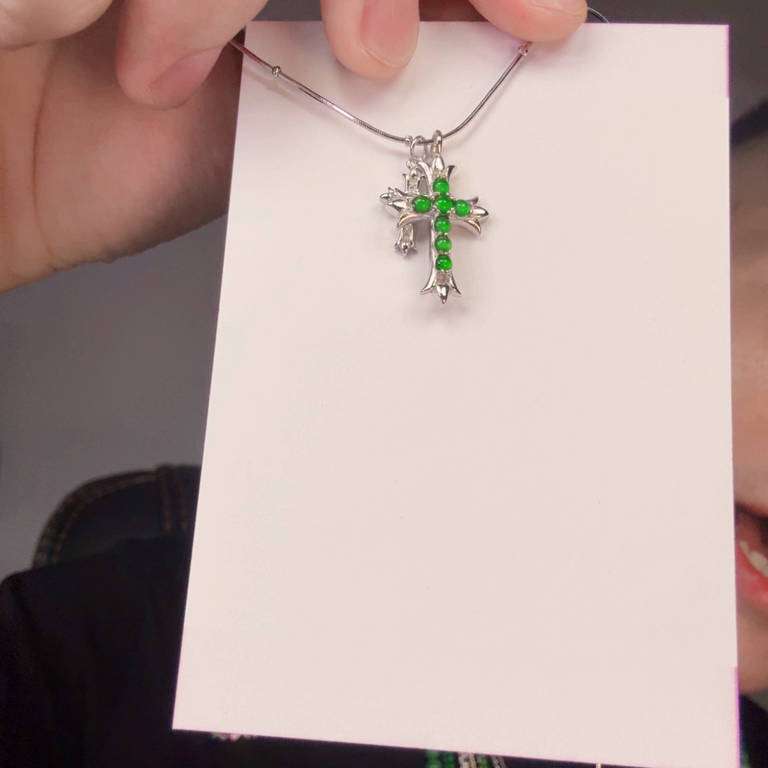 翡翠未镶嵌颈饰一件