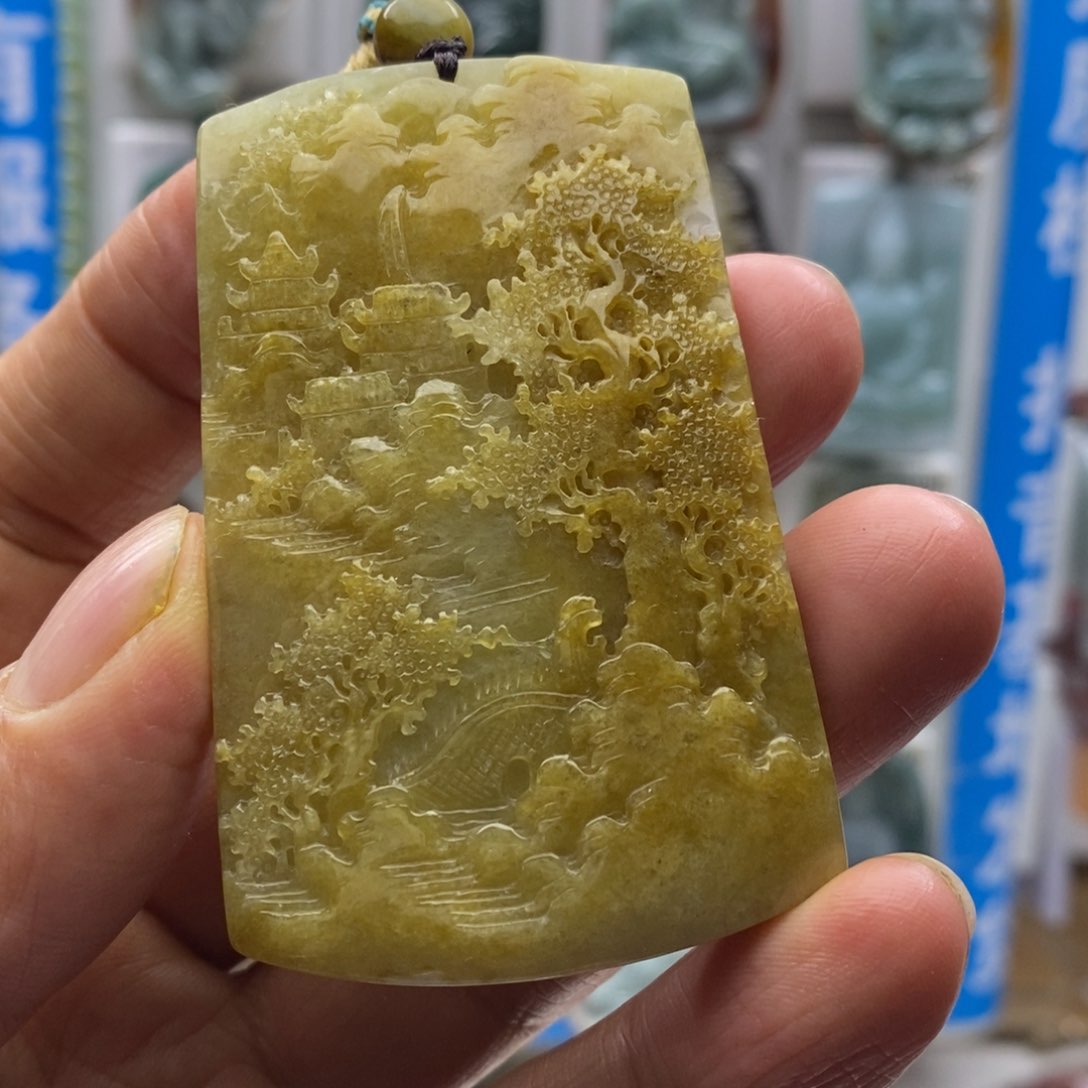 翡翠颈饰未镶嵌山水