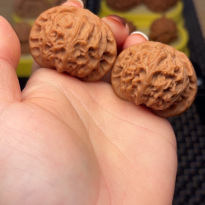 文玩核桃吊坠43红皮宫灯狮子头