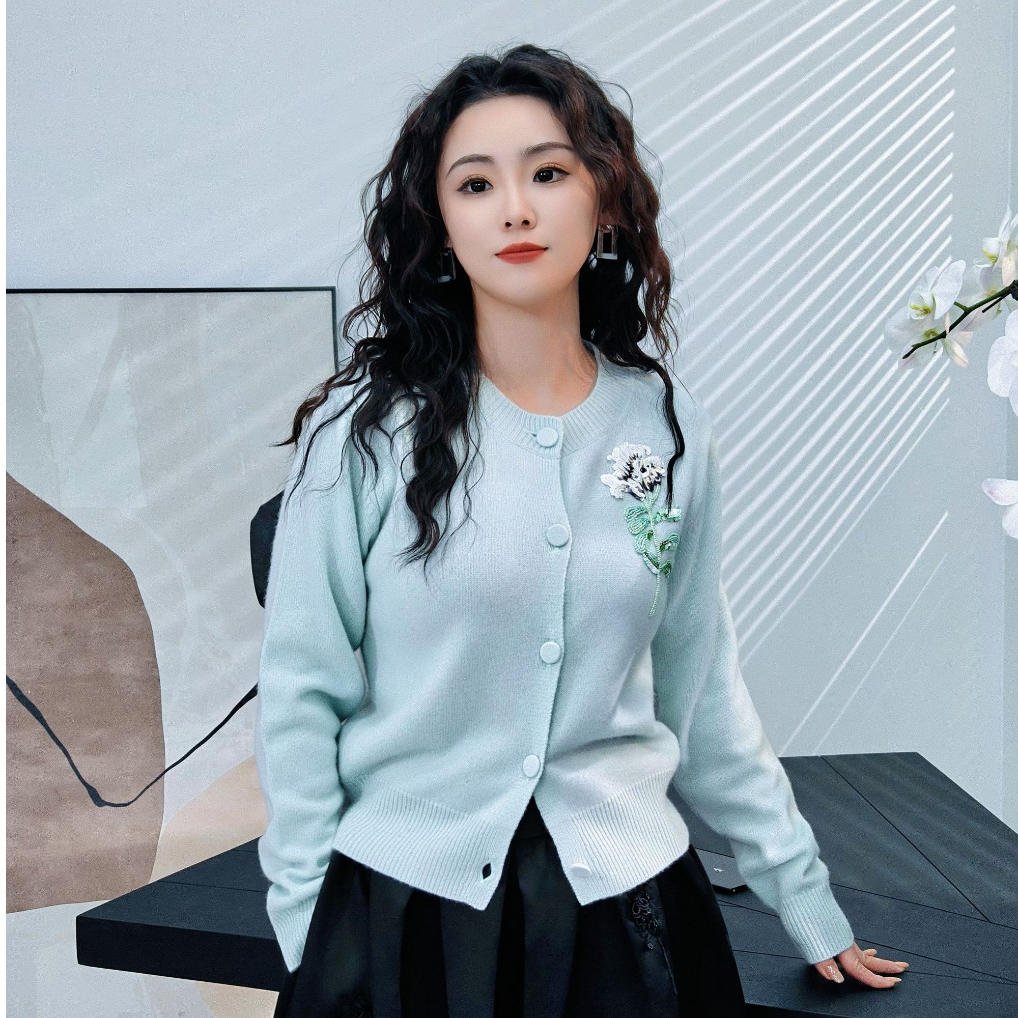 【张羽推荐】LAMAISONJADE 玉琼26春蓝羊绒混纺手工绣片开襟毛衫