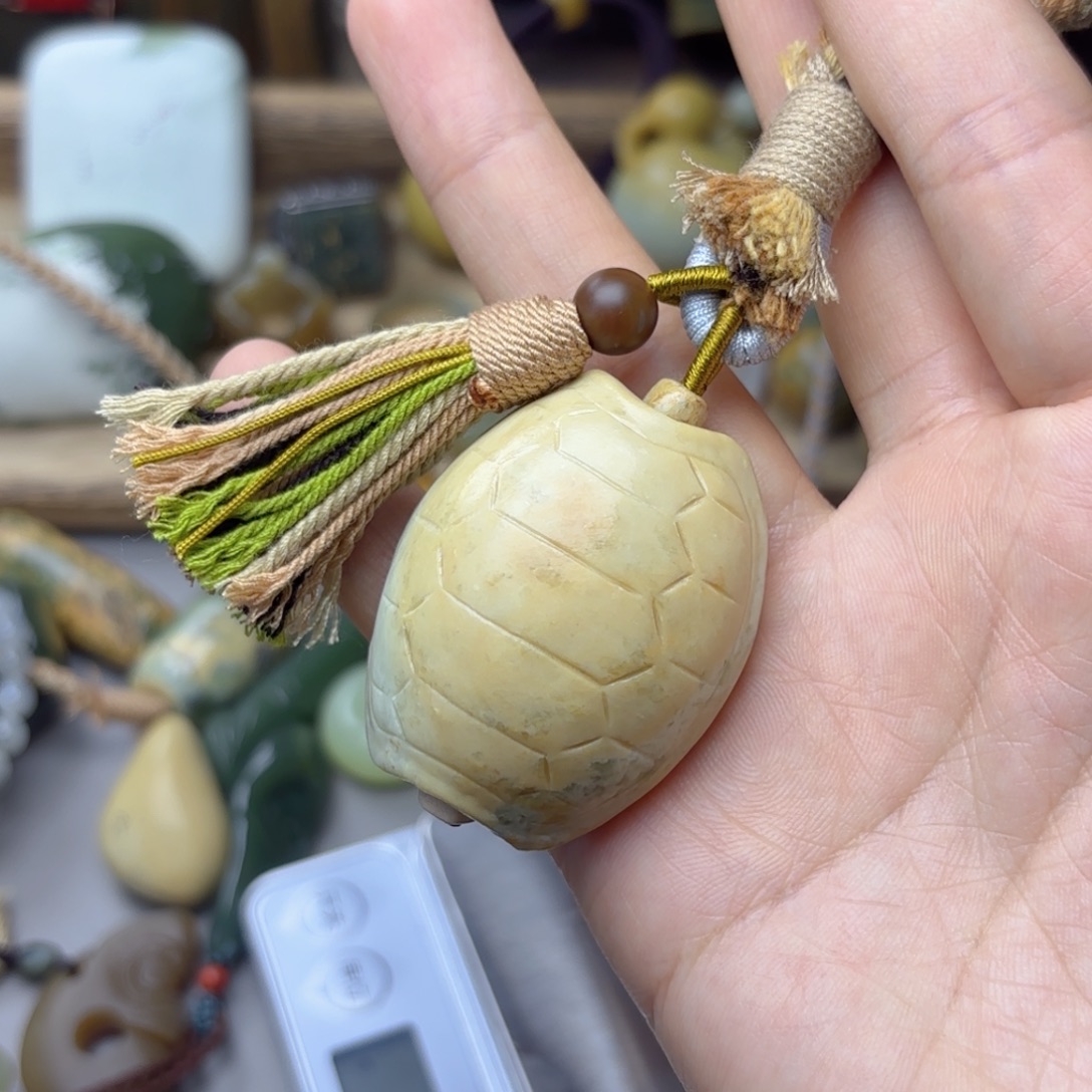 柒***日透闪石质玉未镶嵌颈饰