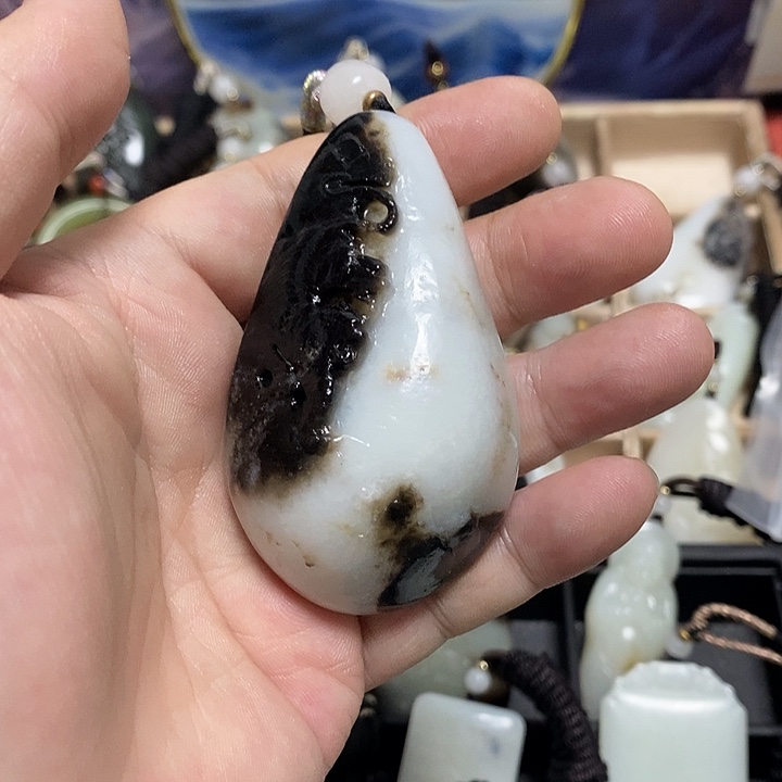 r***和田玉未镶嵌颈饰