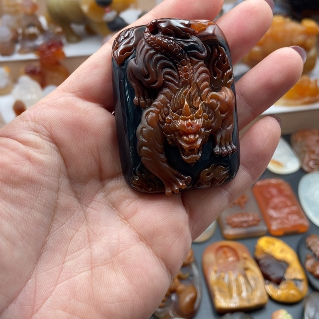 叶****玛瑙/玉髓未镶嵌挂件