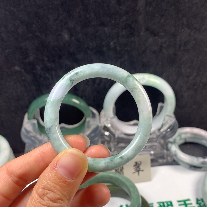 翡翠未镶嵌手镯23号。 42圈