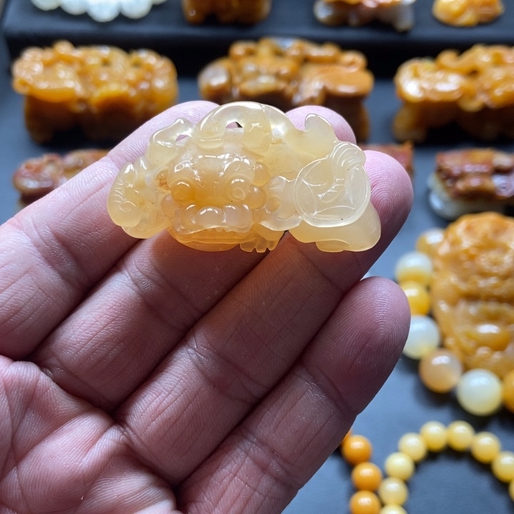 石英质玉（黄龙玉）未镶嵌颈饰