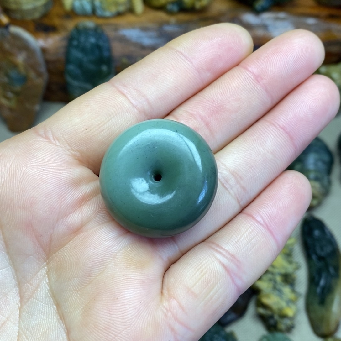 颈饰未镶嵌岫岩老玉（透闪石质玉）