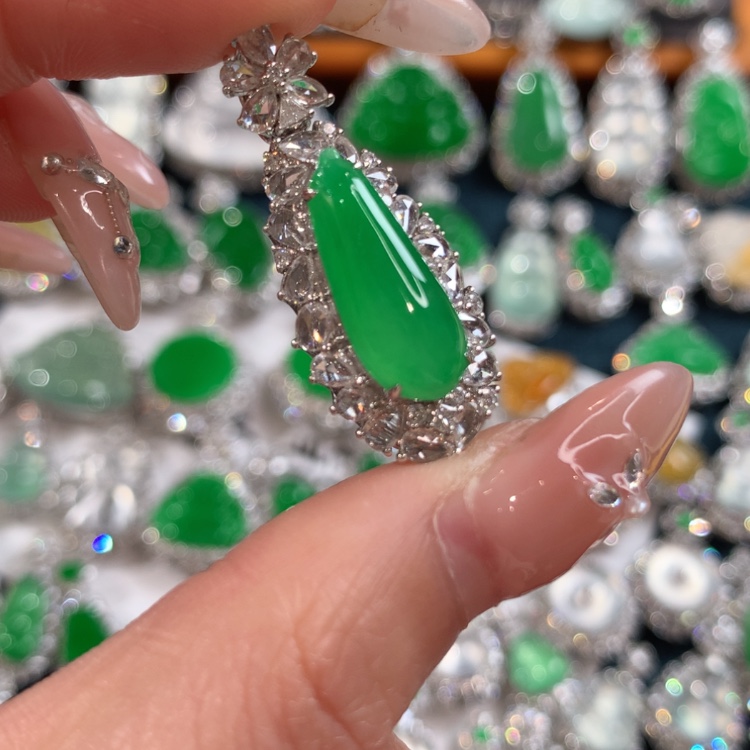 【闪购商品】翡翠颈饰18K金镶嵌福瓜