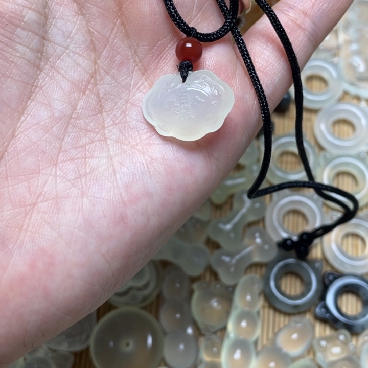 蛇纹石玉颈饰未镶嵌