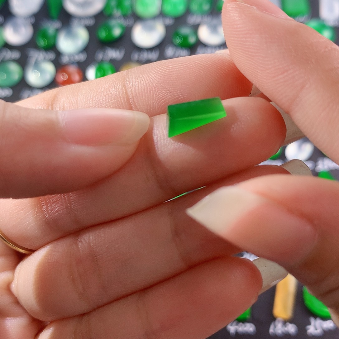 【闪购商品】翡翠颈饰未镶嵌切割绿块