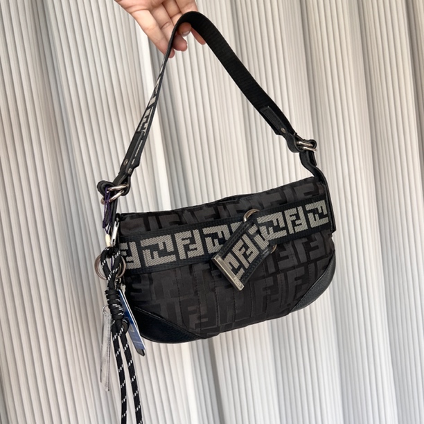 95新 FENDI/芬迪 黑色偏光老花布面字母宽肩带麻将法棍单肩腋下包
