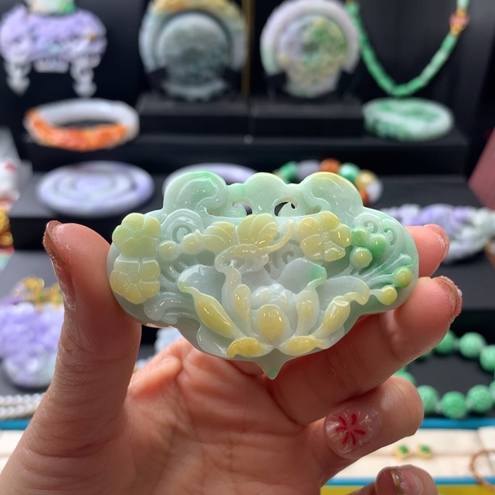 翡翠颈饰未镶嵌翡翠锁牌