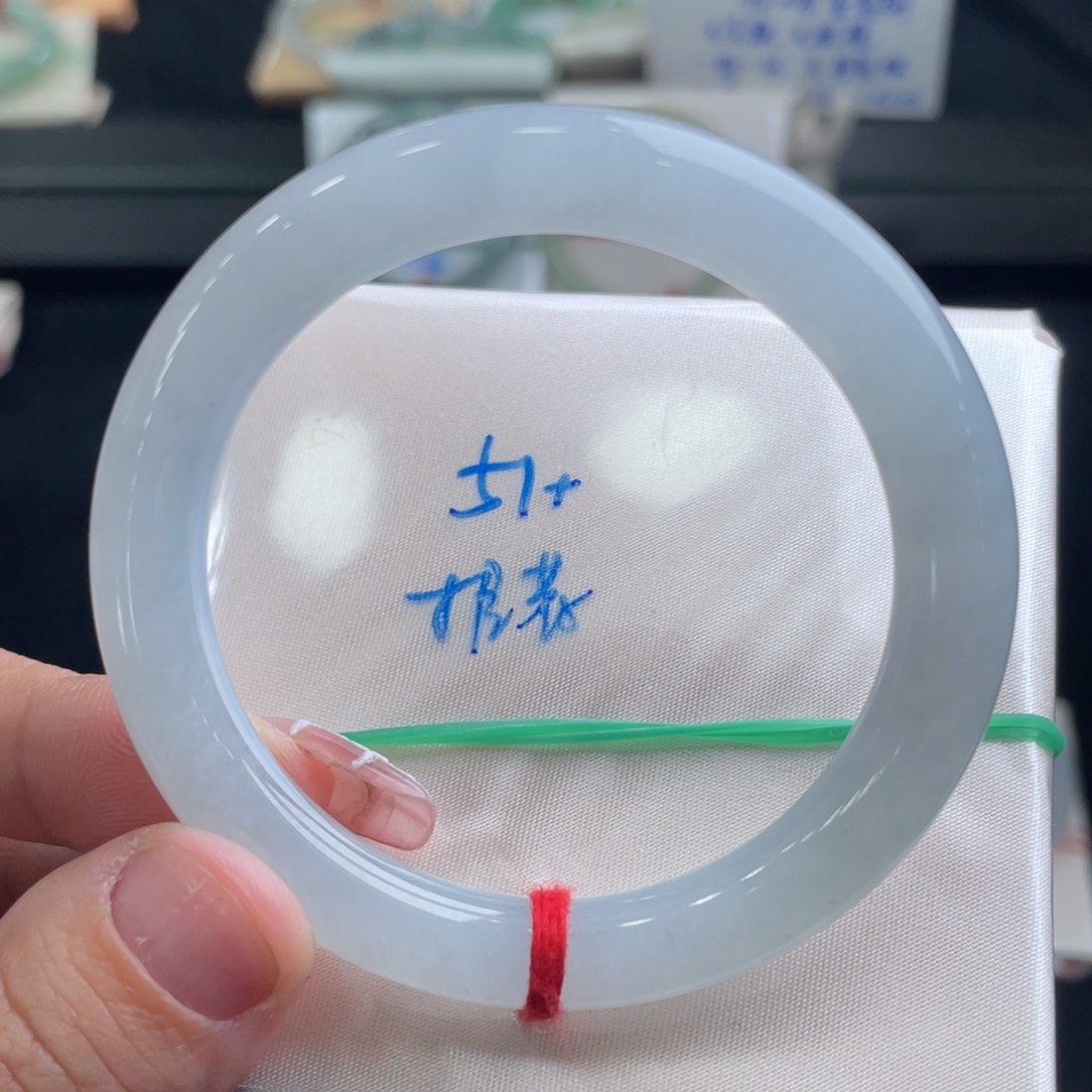 翡翠手镯未镶嵌翡翠手镯