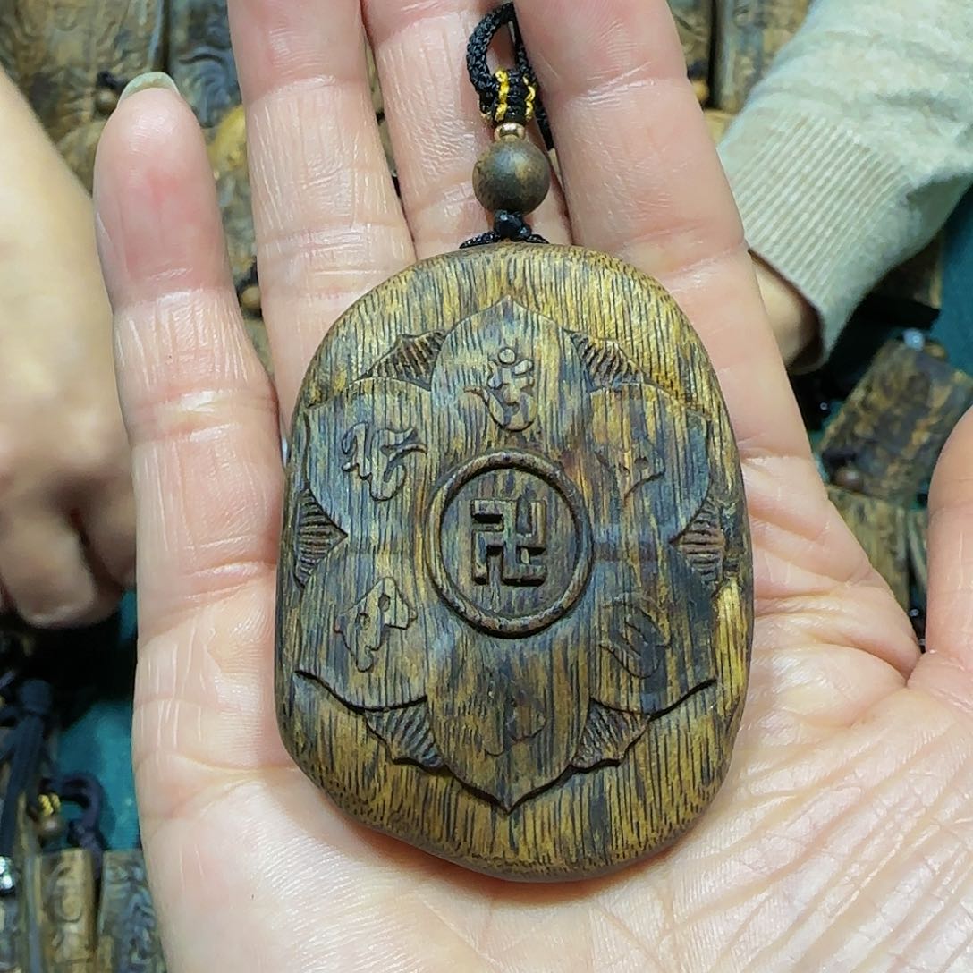 沉香吊坠海南高山白奇金丝油六字真言带绳16.9克