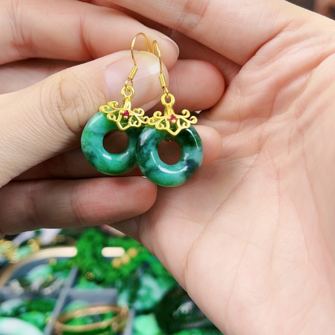 翡翠颈饰未镶嵌耳饰