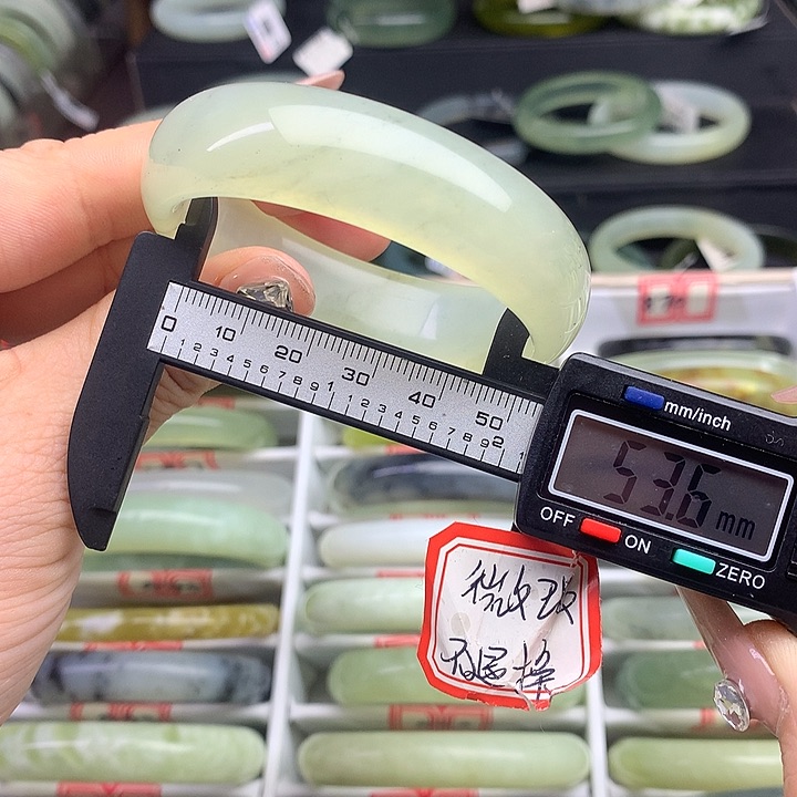蛇纹石玉手镯未镶嵌880