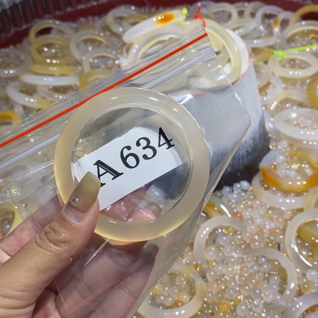 小****玛瑙/玉髓未镶嵌手镯