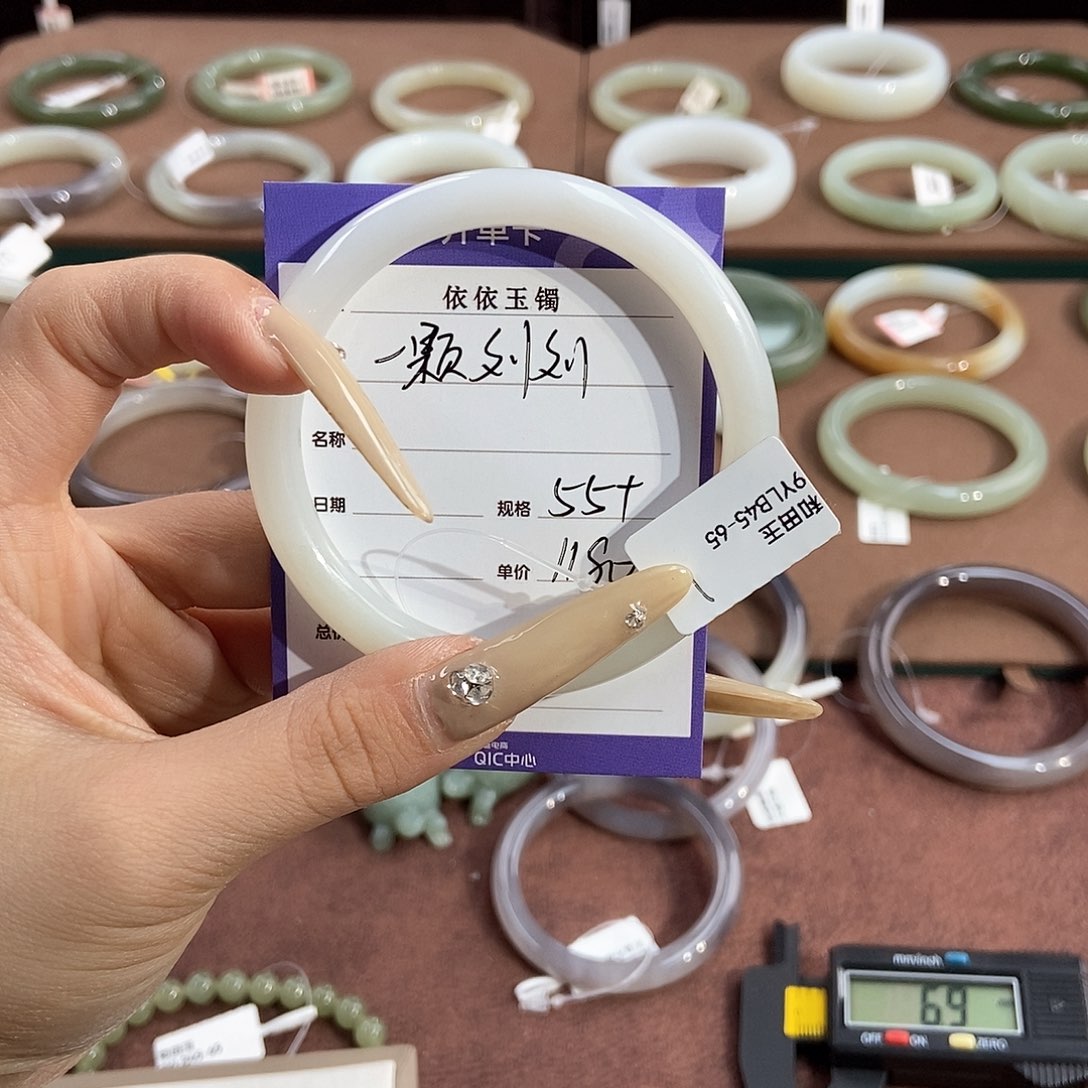 和田玉手镯未镶嵌一***?
