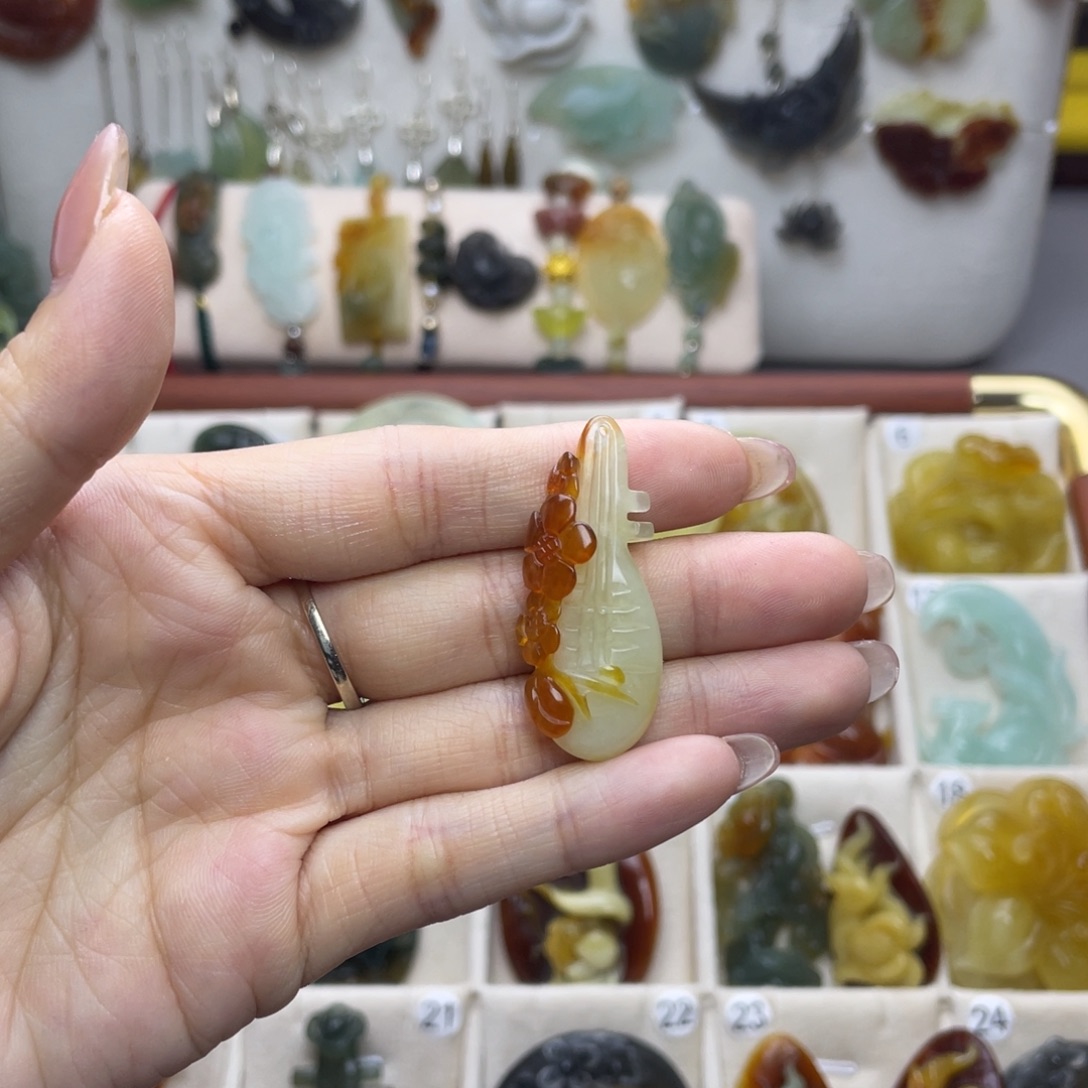 蛇纹石玉未镶嵌颈饰