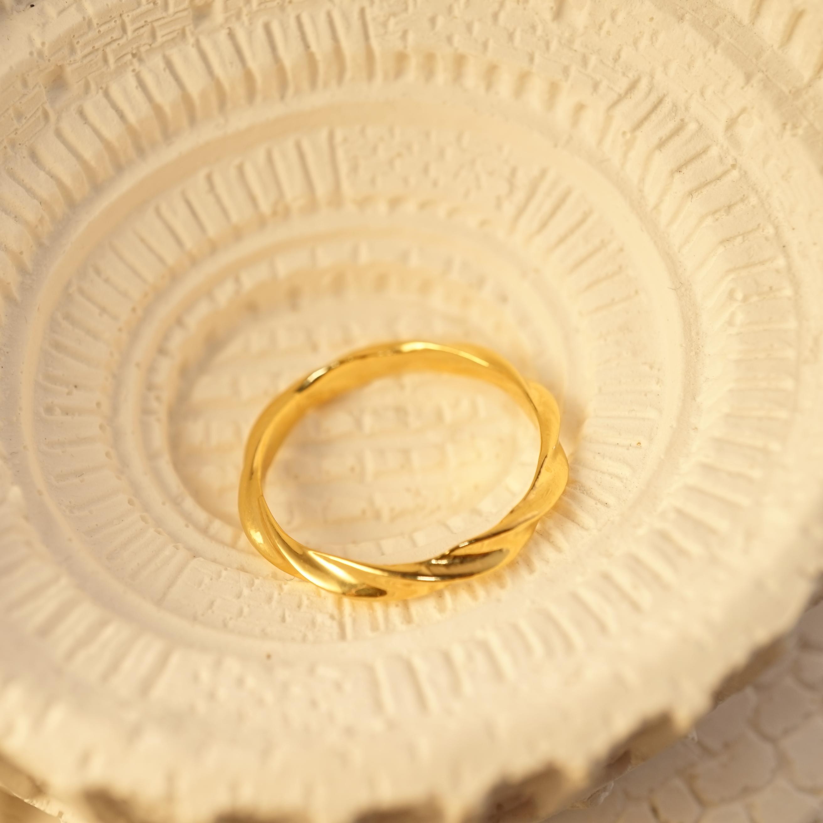 【SY】18K金莫比乌斯戒指气质时尚经典