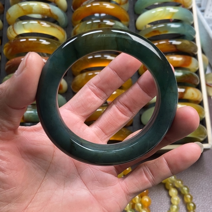 蛇纹石玉手镯未镶嵌易****师